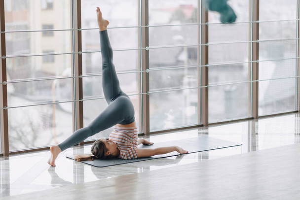 joven chica atractiva haciendo yoga, deportes y estilos de vida saludables, el concepto de equilibrio mental
 - Foto, imagen