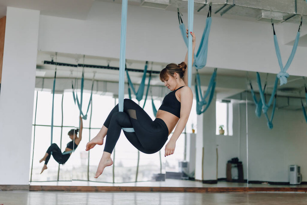 девушка в тренажерном зале во время йоги и йоги летать, позируя и хорошо выглядеть
 - Фото, изображение