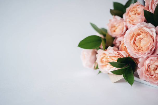 Élégant bouquet de beaucoup de pivoines de couleur rose de près. Belle fleur pour toutes les vacances. Beaucoup de jolies fleurs romantiques
. - Photo, image