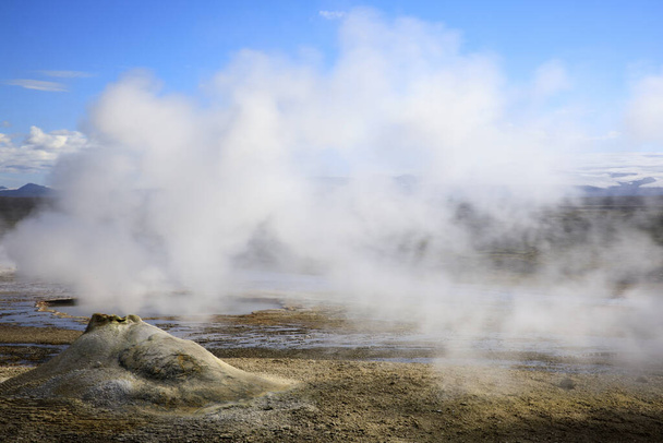 Hveravellir / Ισλανδία - 25 Αυγούστου 2017: Fumarole and sulfur area at Hveravellir, Ισλανδία, Ευρώπη - Φωτογραφία, εικόνα