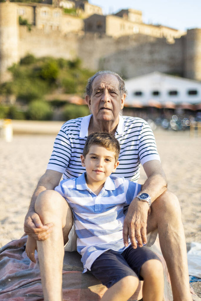 Grangfather és unoka portréja a strandon - Fotó, kép