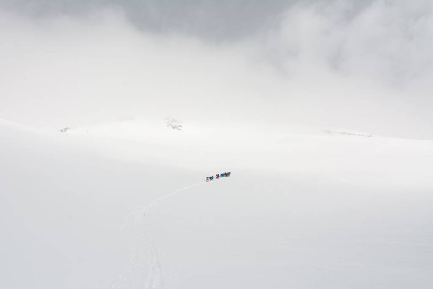 Cáucaso / Rusia - 07.15.2018 Grupo de escaladores escalando picos de montaña
. - Foto, Imagen