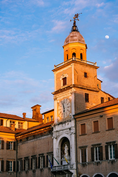 Pôr do sol em Modena, Emília Romanha, Itália. Palácio Comunal e Lua
 - Foto, Imagem