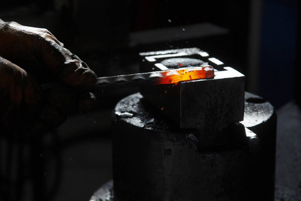 metais processados em uma loja de ferreiro
 - Foto, Imagem