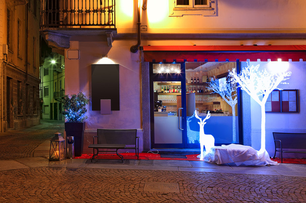 kleines Restaurant weihnachtlich dekoriert am Abend. - Foto, Bild