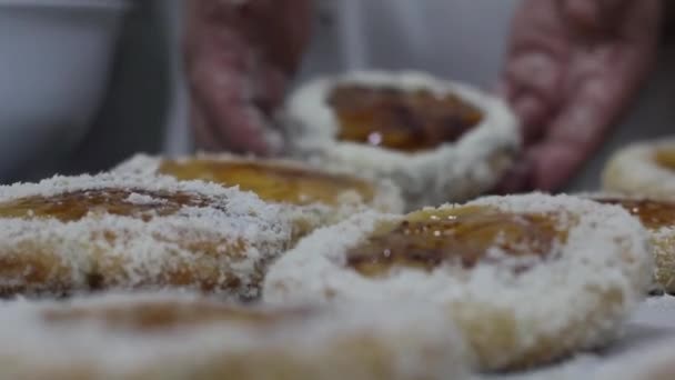 Wiele kawałków francuskiego ciasta piekarniczego z płatkami kokosowymi  - Materiał filmowy, wideo