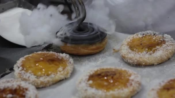 Französisch Bäckerei Gebäck Flamme und Küchenfackel Blaslampe mit Flamme - Filmmaterial, Video