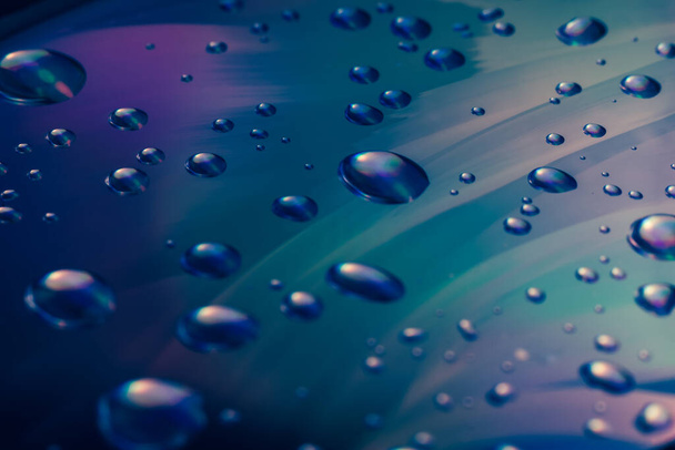 Close up bela gota de água colorida abstrato multi de efeito holográfico. Padrão de fundo para o projeto
.  - Foto, Imagem