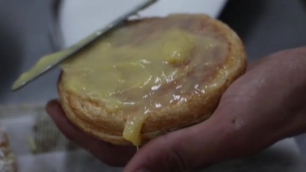 Bäcker füllt Sahne in Croissants - Filmmaterial, Video