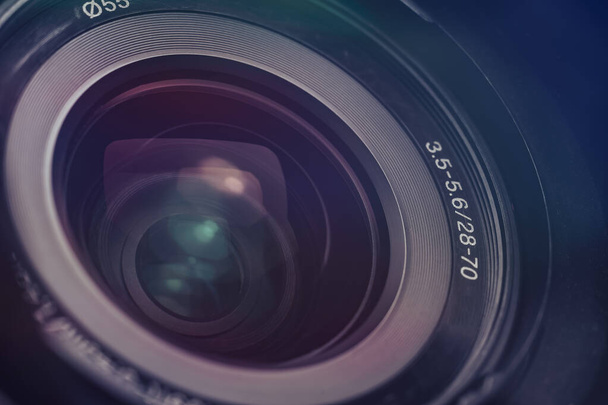 Zavřít Krásný fotoaparát objektiv s vícebarevným světlem. Vzor pozadí pro design. - Fotografie, Obrázek