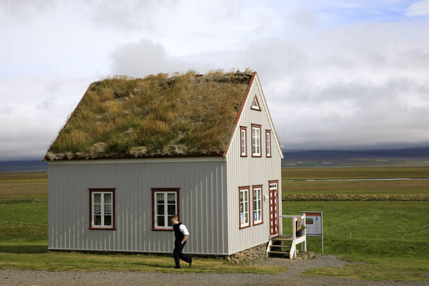 Akureyri / Islandia - 26 de agosto de 2017: Casas típicas en la zona del museo folclórico de Laufas, Islandia, Europa
 - Foto, imagen