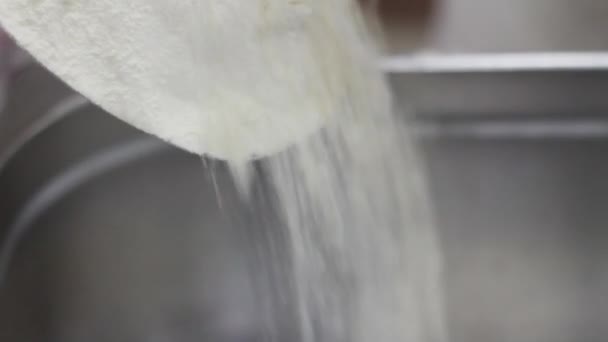 Tészta, kenyérkeverő összetevők készítése.  - Felvétel, videó