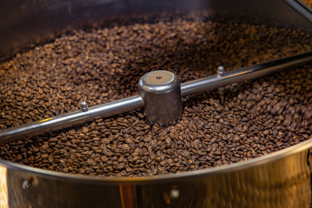 kávégyár automatizált gyártási folyamat gép mozgás lágy fókusz koncepció kép - Fotó, kép