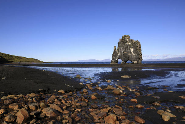 Vatnsnes / Izland - 2017. augusztus 27.: Hvitserkur-szikla Vatnsnes-félszigeten, Izland, Európa - Fotó, kép