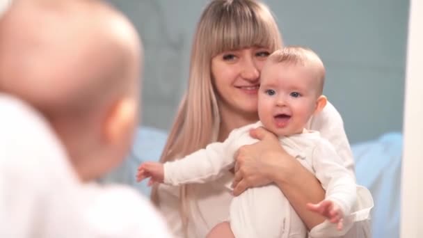 mum with a baby look in the mirror in bedroom - Filmagem, Vídeo
