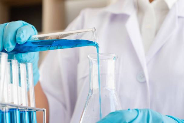 Des scientifiques médicaux ont expérimenté des produits chimiques liquides in vitro pour analyser les données virales dans des laboratoires chimiques. Concepts de recherche scientifique. - Photo, image