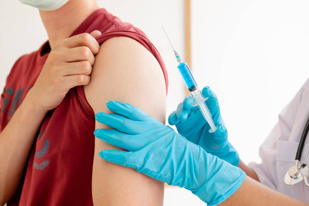 Γυναίκες γιατροί εμβολιασμένες με σύριγγες για την πρόληψη επιδημιών σε νοσοκομεία, ιατροφαρμακευτική περίθαλψη και ιατρικές έννοιες. - Φωτογραφία, εικόνα