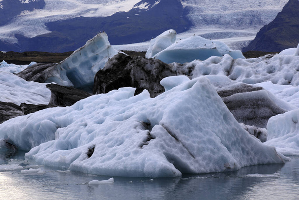 Jokulsarlon / IJsland - 29 augustus 2017: IJsformaties en ijsbergen in Glacier Lagoon, IJsland, Europa - Foto, afbeelding