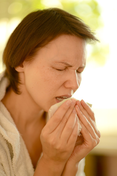 Young woman coughing - Foto, immagini