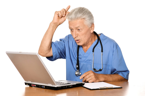 Elderly doc with a laptop - Foto, afbeelding
