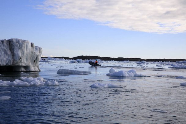 Jokulsarlon - Islandia - 29 de agosto de 2017: Formaciones de hielo y témpanos en Laguna Glaciar, Islandia, Europa
 - Foto, Imagen