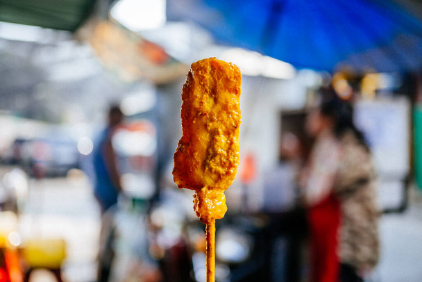 Vepřový satay, grilované vepřové s arašídovou omáčkou nebo sladkokyselou omáčkou, thajské jídlo - Fotografie, Obrázek