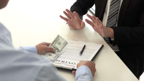 4k-Video von Geschäftsmann Manager weigert sich, Geld in den Umschlag angewidert männliche Mitarbeiter geben, um Bestechungsgeld zu nehmen, Korruption Konzept - Filmmaterial, Video