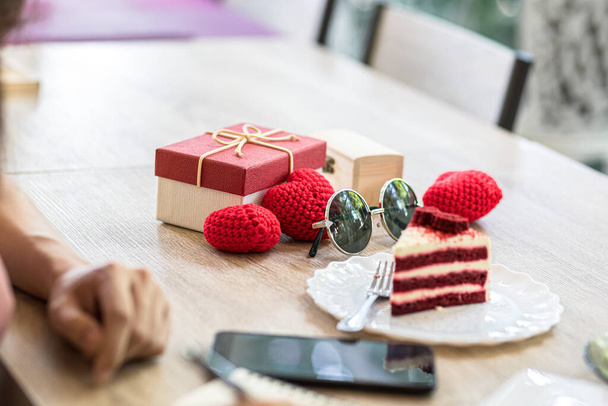 Heart shaped yarn, gift box and sun glasses on the table. - 写真・画像