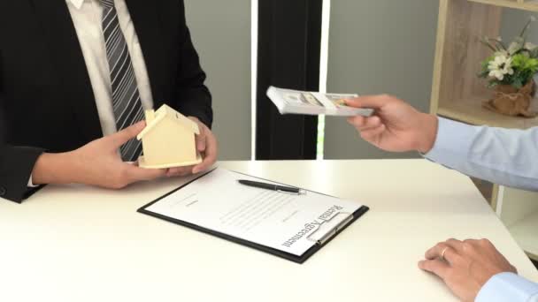 4k-Video des Immobilienentwicklers Agent und unterzeichnen auf Dokument gibt neues Haus, Immobilienmakler gibt Angebot an Käufer - Filmmaterial, Video