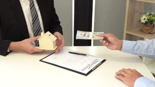 Vidéo 4k de l'agent promoteur immobilier et signer sur le document donnant nouvelle maison, agent immobilier donnant offre à l'acheteur
 - Séquence, vidéo