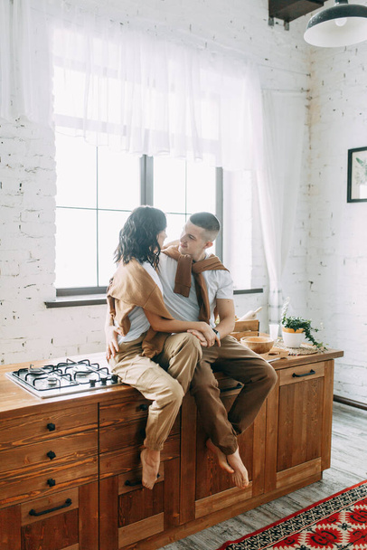 Hermosa pareja preparando comida. Historia de amor en el estudio interior. Gente feliz y riendo. El desayuno se sirve en la cocina
. - Foto, Imagen