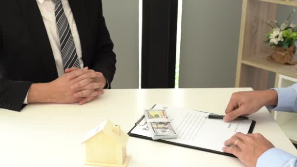 4k-Video des Immobilienentwicklers Agent und unterzeichnen auf Dokument gibt neues Haus, Immobilienmakler gibt Angebot an Käufer - Filmmaterial, Video
