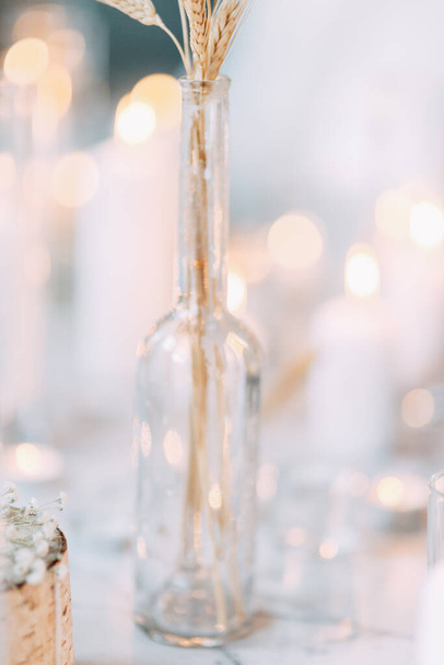 Light decor at the wedding. Burning candles in a blur. Background of soft interior lights. - Фото, изображение