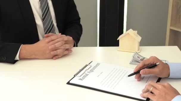 4k vídeo of Real Estate developer Agent e assinar no documento dando nova casa, agente de propriedade dando oferta ao comprador
 - Filmagem, Vídeo