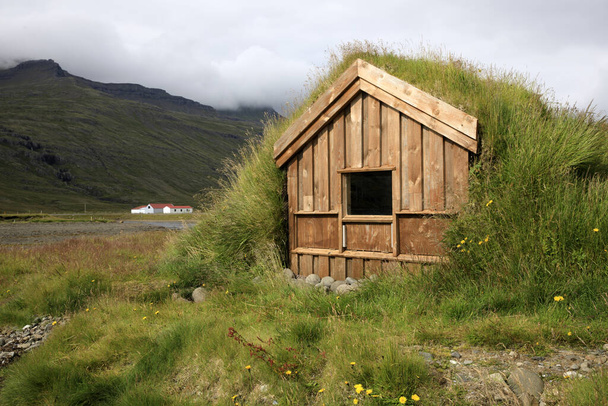 Исландия - 29 августа 2017 года: Типичный дом с терновой крышей недалеко от кольцевой дороги, Исландия, Европа
 - Фото, изображение