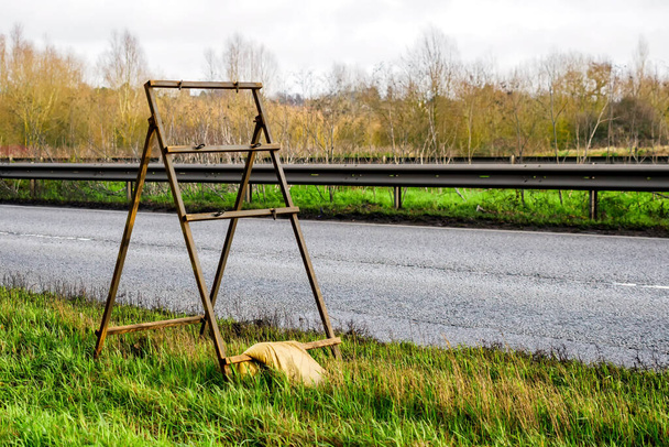marco temporal de la señal de tráfico de metal en la autopista del Reino Unido en Inglaterra
 - Foto, Imagen