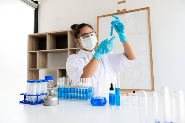 医学者は、化学実験室でウイルスデータを分析するためにin vitroで液体化学物質を実験してきた。科学研究の概念. - 写真・画像