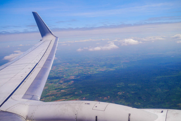 окно самолета на полях и в горах
  - Фото, изображение