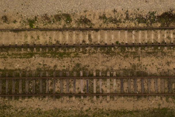 Eski ve emekli tren raylarının drone görüntüsü. Tam üstte. - Fotoğraf, Görsel
