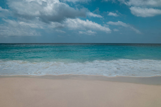 Tropischer Strand Seychelkles, weißer Strand mit Palme auf den Seychellen von Praslin - Foto, Bild