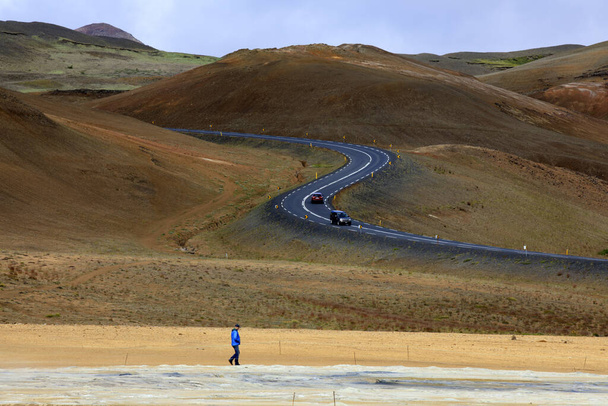 Hverir / Islandia - 30 de agosto de 2017: El camino a la zona de Hverir cerca de la montaña Namafjall, área del lago Myvatn, Islandia, Europa
 - Foto, Imagen