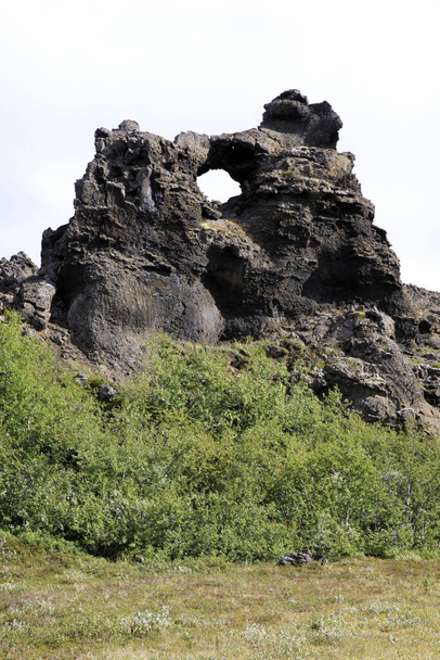 Myvatn / Ισλανδία - 30 Αυγούστου 2017: Σχηματισμός ηφαιστειακών πετρωμάτων στην περιοχή Dimmuborgir και πάρκο, Ισλανδία, Ευρώπη - Φωτογραφία, εικόνα
