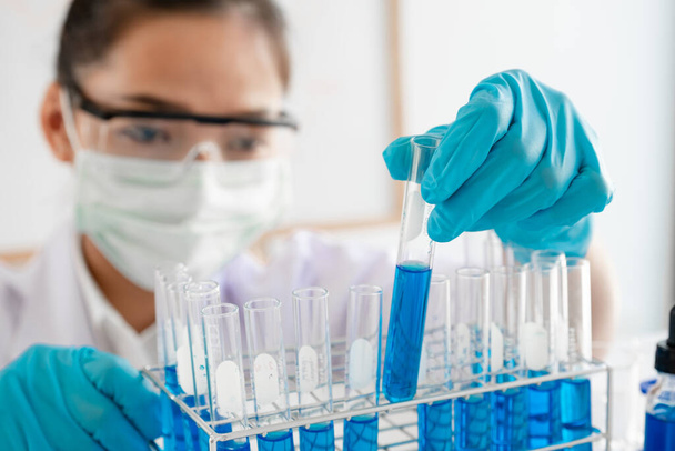 Az orvostudósok in vitro kísérleteztek folyékony vegyi anyagokkal, hogy kémiai laboratóriumokban elemezzék a vírusadatokat. Tudományos kutatási koncepciók. - Fotó, kép