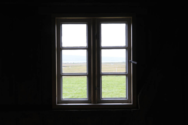 Akureyri / Islandia - 26 de agosto de 2017: Una ventana en el museo folclórico Laufas, Islandia, Europa
 - Foto, Imagen