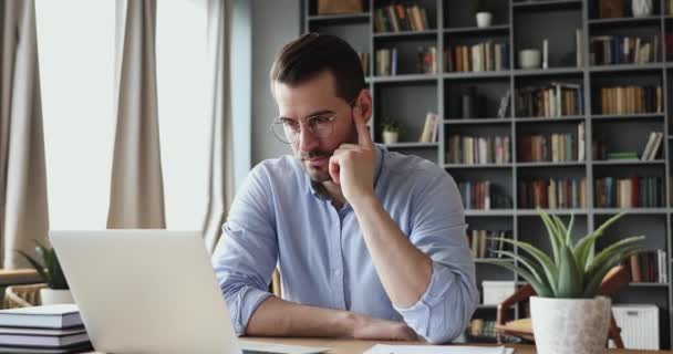 Concentrated businessman thinking of problem solution working on laptop - Filmagem, Vídeo