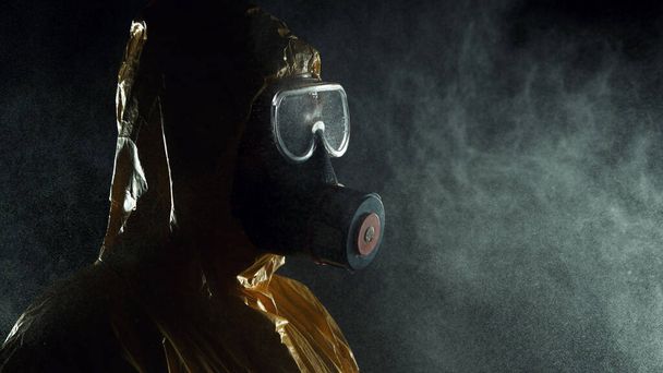 Kémiai öltönyös férfi portréja lélegeztetőgéppel és szemüveggel. A vírusok, a biológiai támadás vagy a vegyi szennyezés elleni védelem fogalma. - Fotó, kép