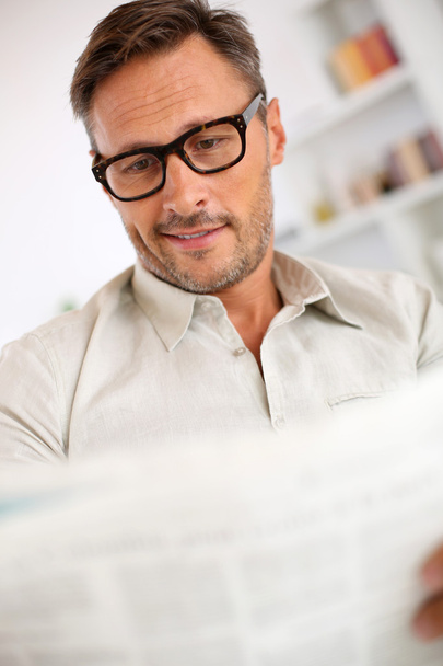 Guy with eyeglasses reading newspaper - Foto, afbeelding