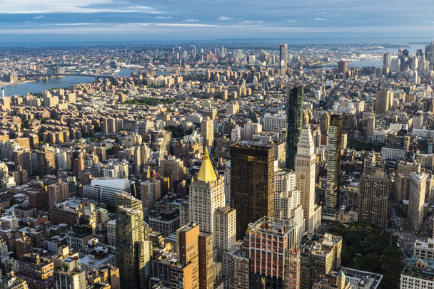 Widok na panoramę nowoczesnych wieżowców na Manhattanie o zachodzie słońca w Nowym Jorku, USA - Zdjęcie, obraz