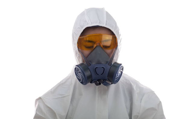 Frau in weißer chemischer Schutzkleidung und Antigas-Maske mit gelber Brille vor weißem Hintergrund, Wissenschaftlerin im Schutzanzug, Sicherheitsvirus-Infektionskonzept, Verschmutzungsschutz Gesichtsmaske, Atemmasken - Foto, Bild