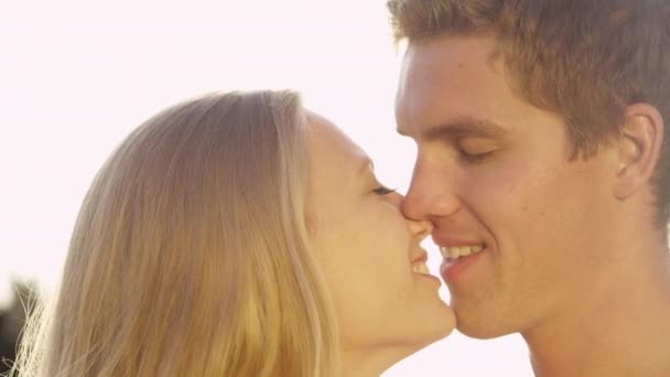 Медленное движение: счастливые молодые молодожены массируют носы, прежде чем нежно поцеловаться
. - Кадры, видео